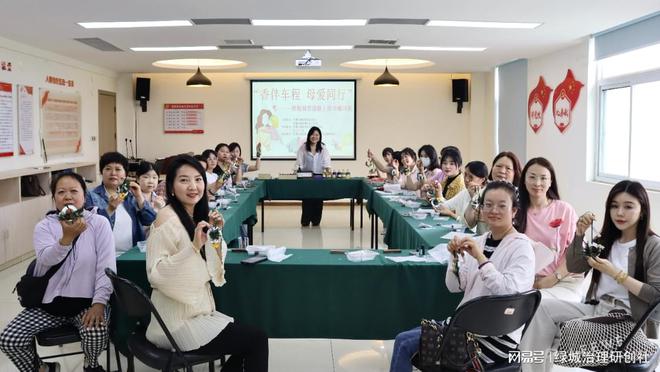 行”——关爱巾帼司机母亲节暖心活动麻将胡了2模拟器“香伴车程 母爱同(图3)